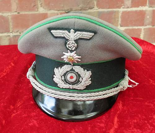 Heer Mountain Troops Officer's visor cap, with edelweiss traditions badge