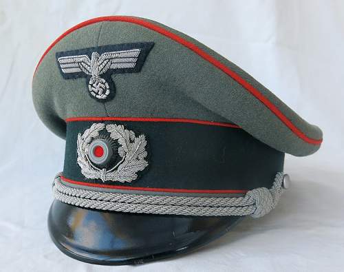 Heer Artillery Erel Officer visor cap, with bullion insignia.
