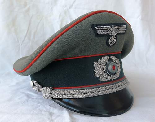 Heer Artillery Erel Officer visor cap, with bullion insignia.