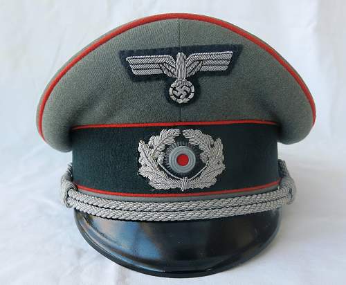 Heer Artillery Erel Officer visor cap, with bullion insignia.