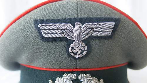 Heer Artillery Erel Officer visor cap, with bullion insignia.