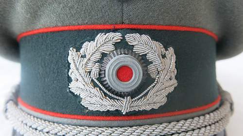 Heer Artillery Erel Officer visor cap, with bullion insignia.