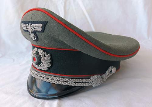 Heer Artillery Erel Officer visor cap, with bullion insignia.