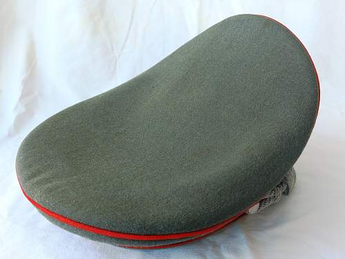 Heer Artillery Erel Officer visor cap, with bullion insignia.