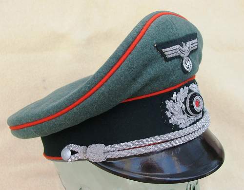 Heer Artillery Erel Officer visor cap, with bullion insignia.