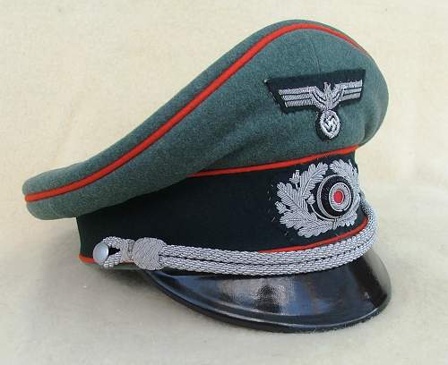 Heer Artillery Erel Officer visor cap, with bullion insignia.