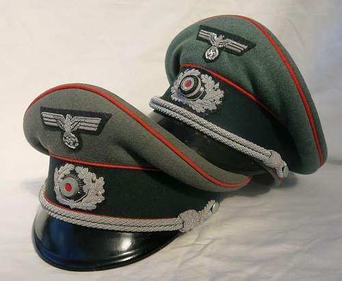 Heer Artillery Erel Officer visor cap, with bullion insignia.