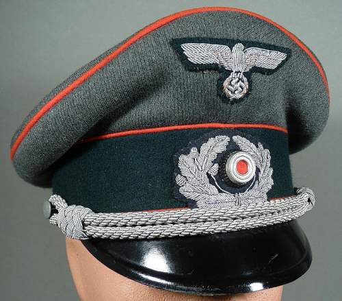 Heer Artillery Erel Officer visor cap, with bullion insignia.