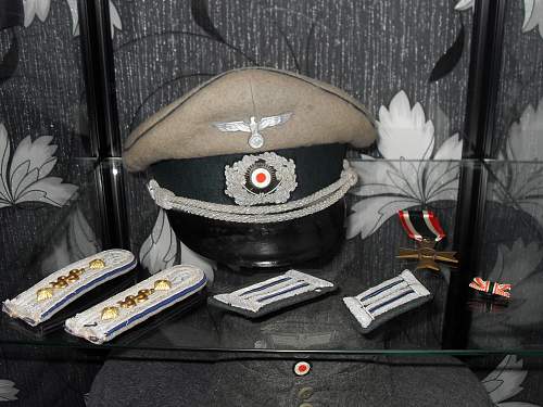 German Headgear grouping display cabinet