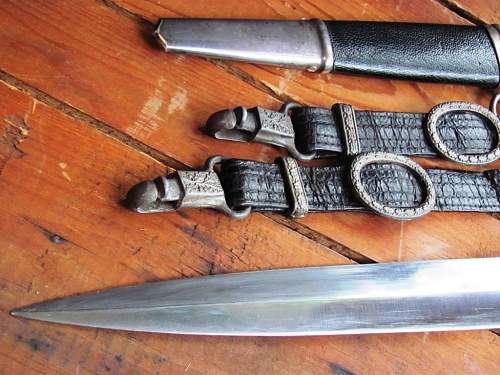 2nd Model RLB Officer / Leader Dagger with hangers