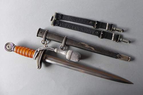Teno leader dagger with leather hangers
