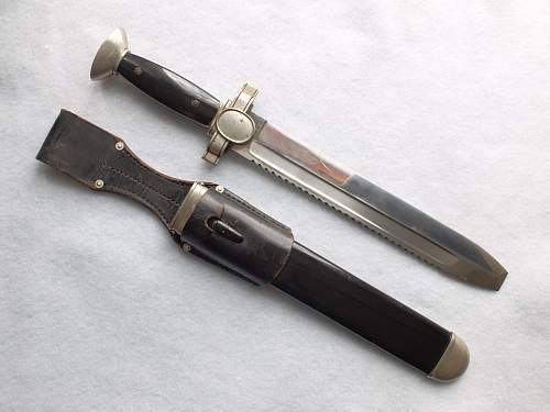 Deutsche Red Cross Leader and Subordinate Dagger Set.