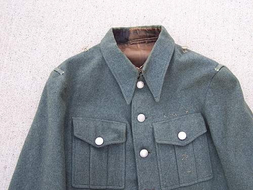 Polizei tunic with no insignia, is it original and what kind of insignia would it need?