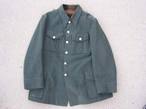 Polizei tunic with no insignia, is it original and what kind of insignia would it need?