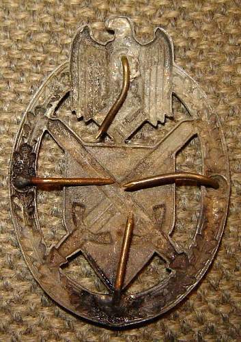 Police cap badge, Police WHW tinnie and Heer marksmans lanyards badge: authentic pieces or not?