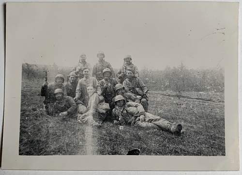 Original WW2 Era photo showing group of American Soldiers posing for a photo.