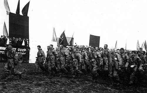 Red Army Soldiers wearing gas masks: anyone have photos?