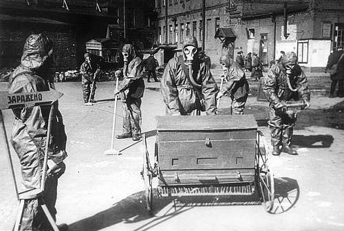 Red Army Soldiers wearing gas masks: anyone have photos?