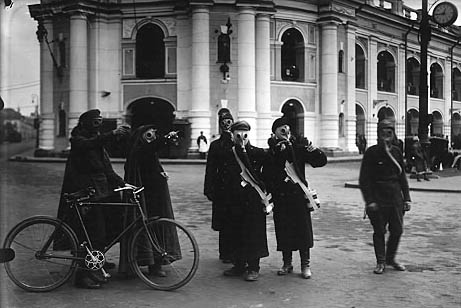 Red Army Soldiers wearing gas masks: anyone have photos?