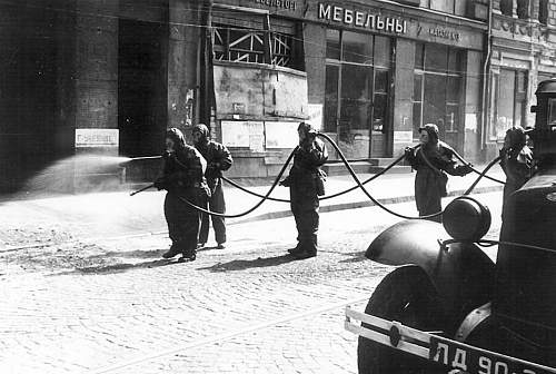 Red Army Soldiers wearing gas masks: anyone have photos?