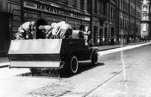 Red Army Soldiers wearing gas masks: anyone have photos?