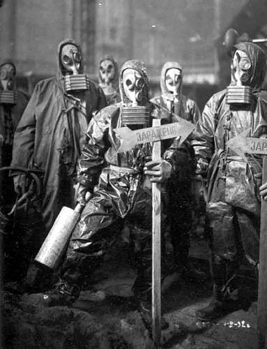 Red Army Soldiers wearing gas masks: anyone have photos?