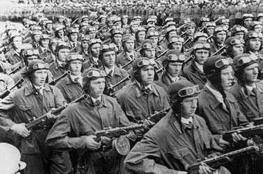 Soviet Paratroopers with early PPD submachine gun