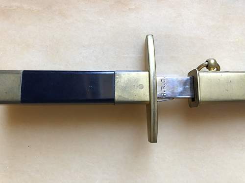 Help identifying inherited WW2 fighting knife !