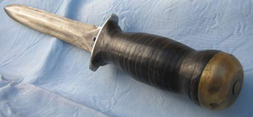Combat knife in the form of a dagger - blade marked - WW2 maybe ? !