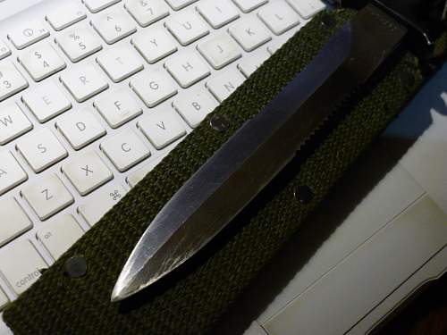 Combat knife in the form of a dagger - blade marked - WW2 maybe ? !