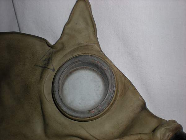 BN-T5 gasmask with odd bag.