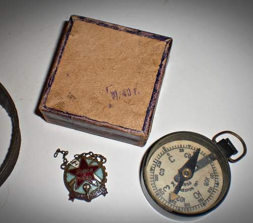 A compass , it´s box and a badge  ,Soldier bringbacks from 1941.