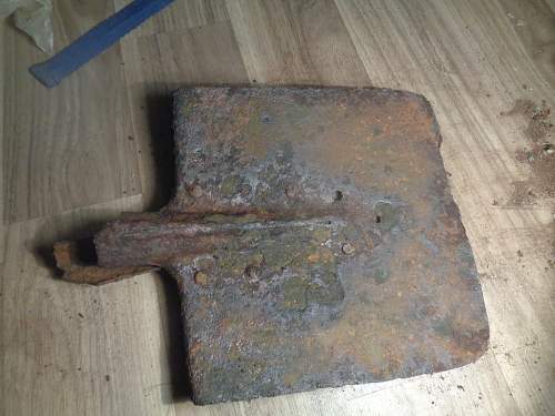 Russian WW2 long handle shovel ??