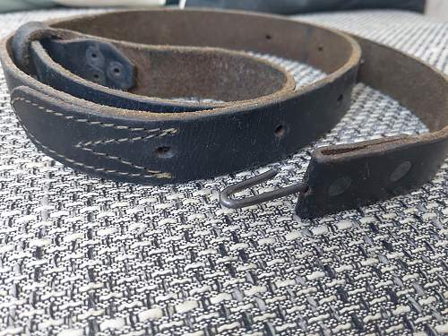WWII leather carrier strap?