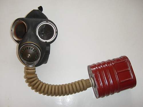 Totally complete 1940 dated British respirator with known history