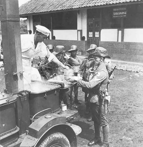 POW Art Mess kit?? Dutch/Japanese Prisoner?? Help Please