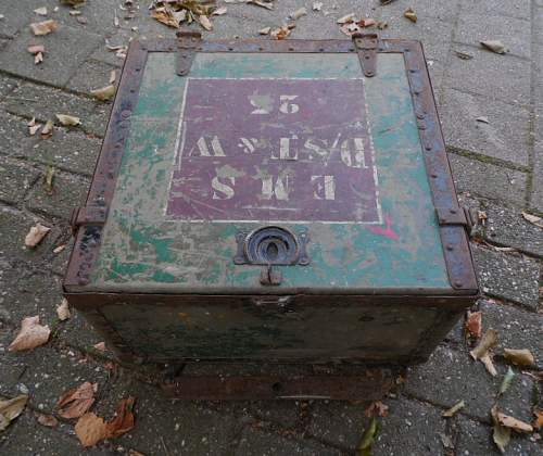 looking to identify this trunk