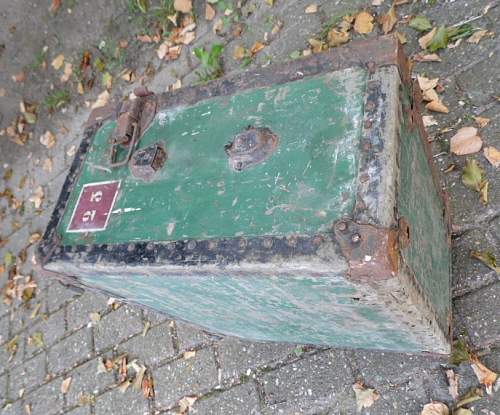 looking to identify this trunk