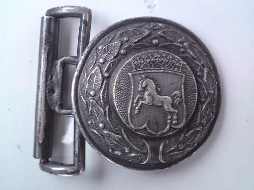 Feuerwehr Hannover officer buckles.