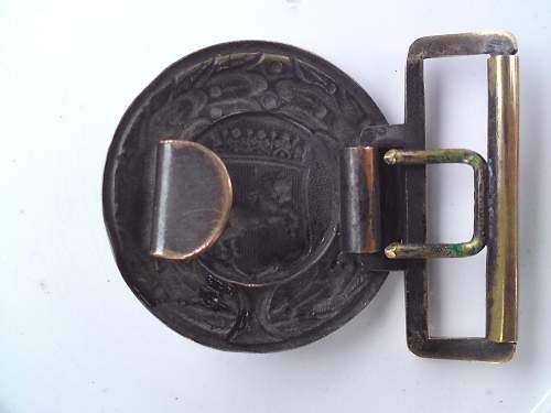 Feuerwehr Hannover officer buckles.