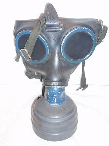 Gasmask GM38 black rubber with blue metal parts ?