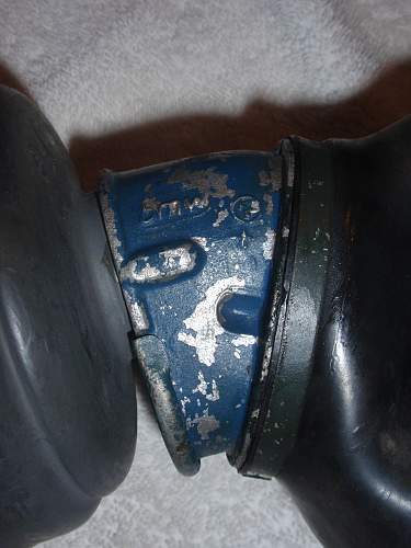 Gasmask GM38 black rubber with blue metal parts ?