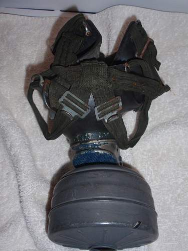 Gasmask GM38 black rubber with blue metal parts ?