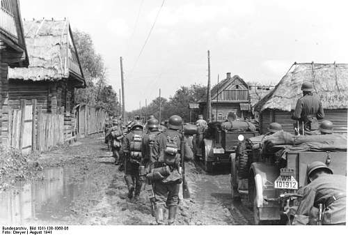 M31 Zeltbahn in use (period photos)