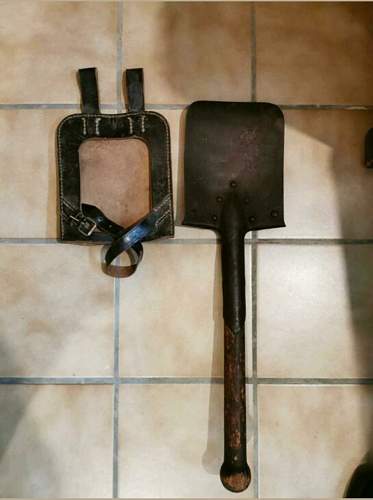 E-tool carrier with ww1 shovel