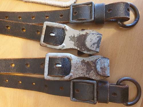 Genuine late war Y-straps?