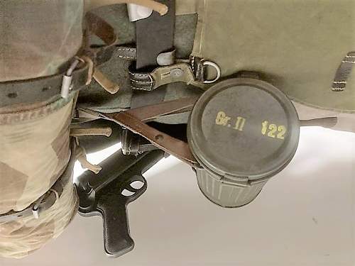 Gas mask &amp; Cannisters marked &quot;Gr 22 122&quot; identification help?