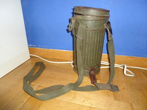 German combat Gas mask with canister
