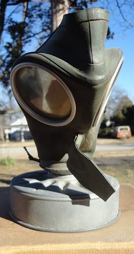 German Luftschutz / Volks gas mask.