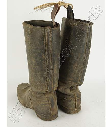 oh here are some more boots...